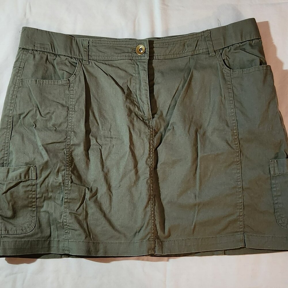 Briggs skort sz 14P khaki green cargo style GUC